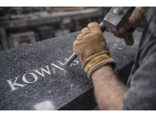 Napisy i liternictwo na nagrobkach – przegląd technik i stylów